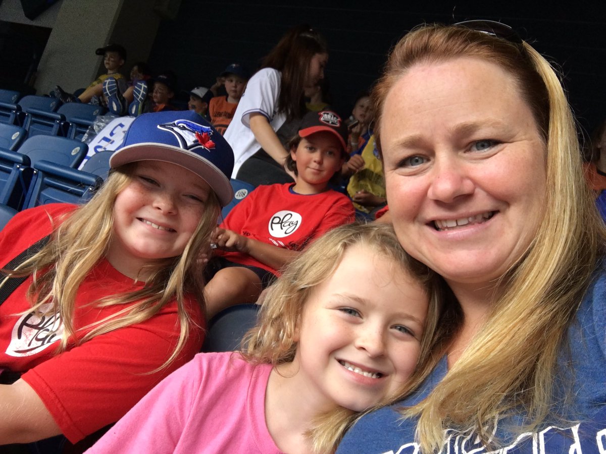 mecharfletch's tweet photo. Cinders first game!!#letsrise #bluejaysgame https://t.co/G587QA7lVQ