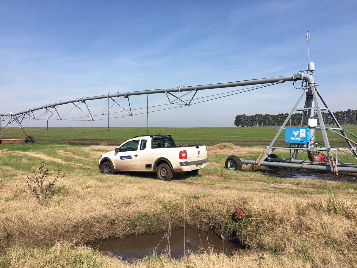 PGGWrightson_UY's tweet photo. Inspeccionando equipos @ValleyPivots  para realizar mantenimiento preventivo pre zafra de #riego en Campana, Colonia #PGWWater https://t.co/mBugd1BEiH