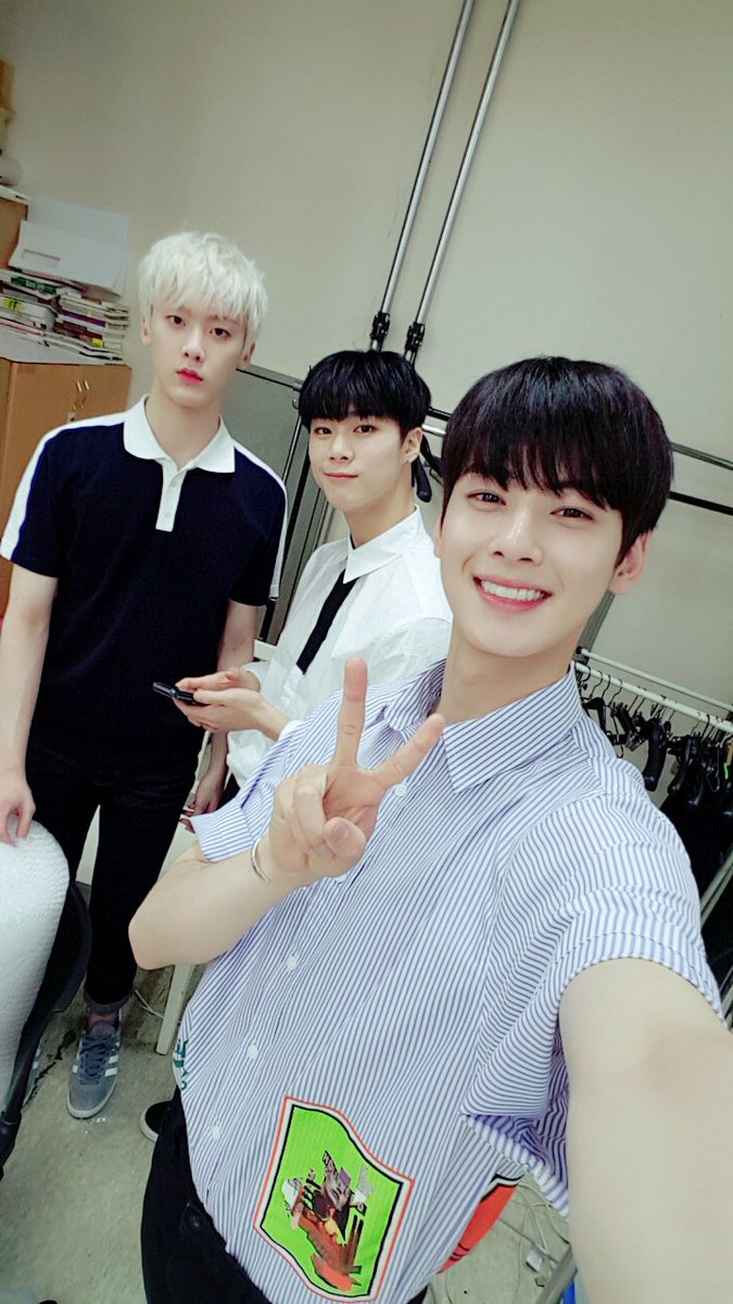 offclASTRO's tweet photo. 아스트로 꿈꿔요♡♡♡ 
예스예스😜
차나잇✌ https://t.co/IR55ktdkS9