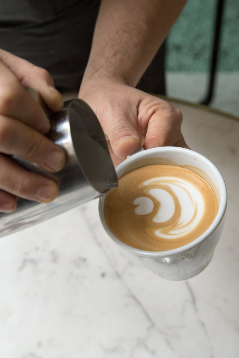 El aroma del café inunda los salones de la casa, de la mano de Dani Calderón. El especial de hoy es café de Perú.