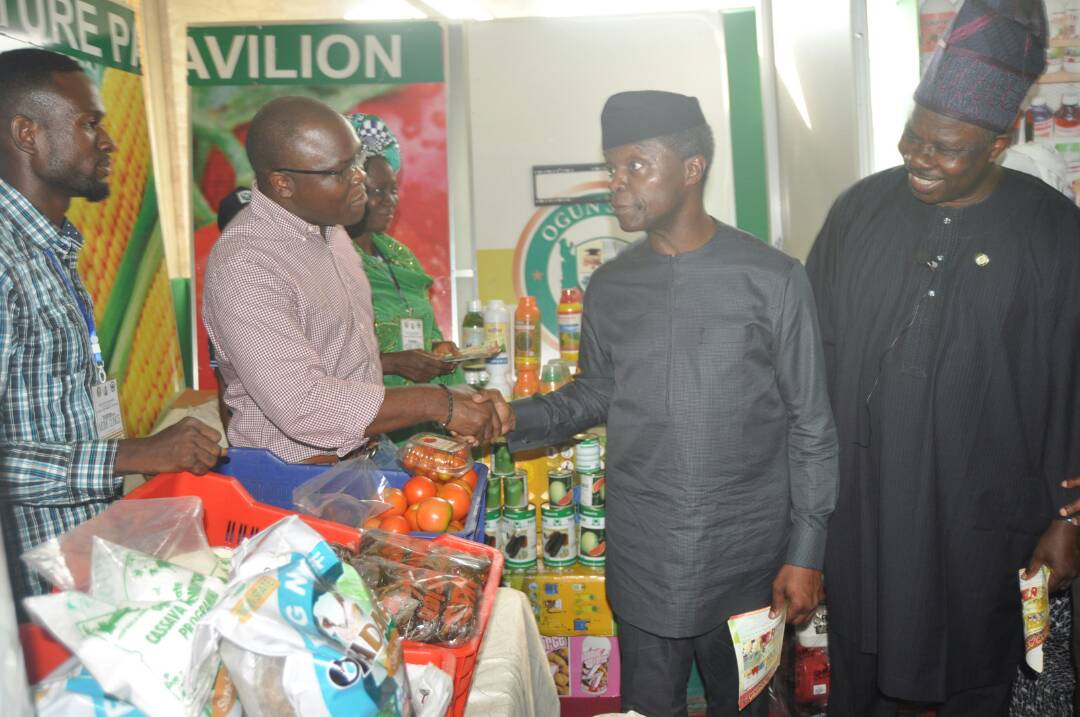 Sedfort's tweet photo. The Acting President of Nigeria @ProfOsinbajo &amp; the Executive Governor of Ogun State @Govsia admiring our premium farm fresh tomatoes! https://t.co/zyPttnPviN