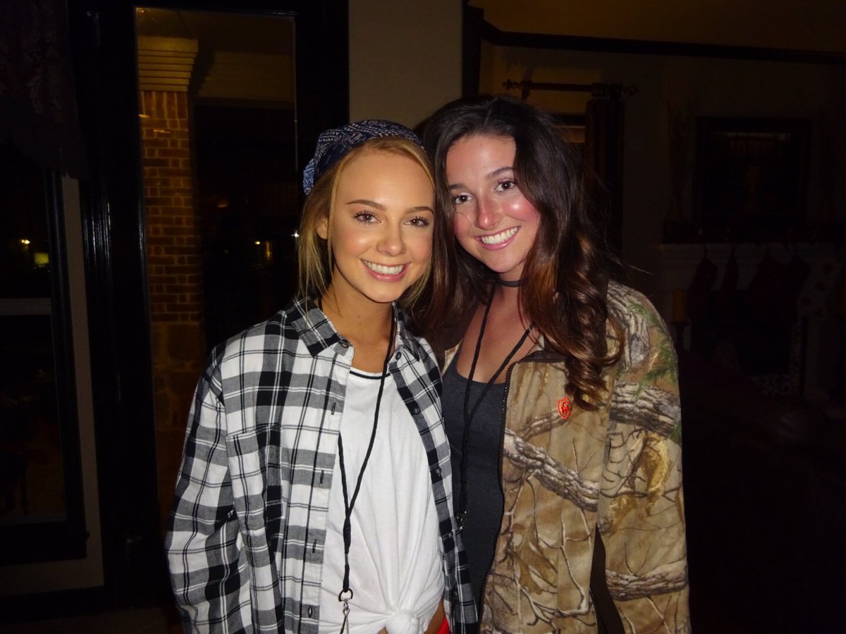BrettBeth's tweet photo. Happy birthday to a longtime bff of mine @hannabradle !!! Love you so much and hope you have an awesome day💗💗💗 https://t.co/VY5D7Ewu7S