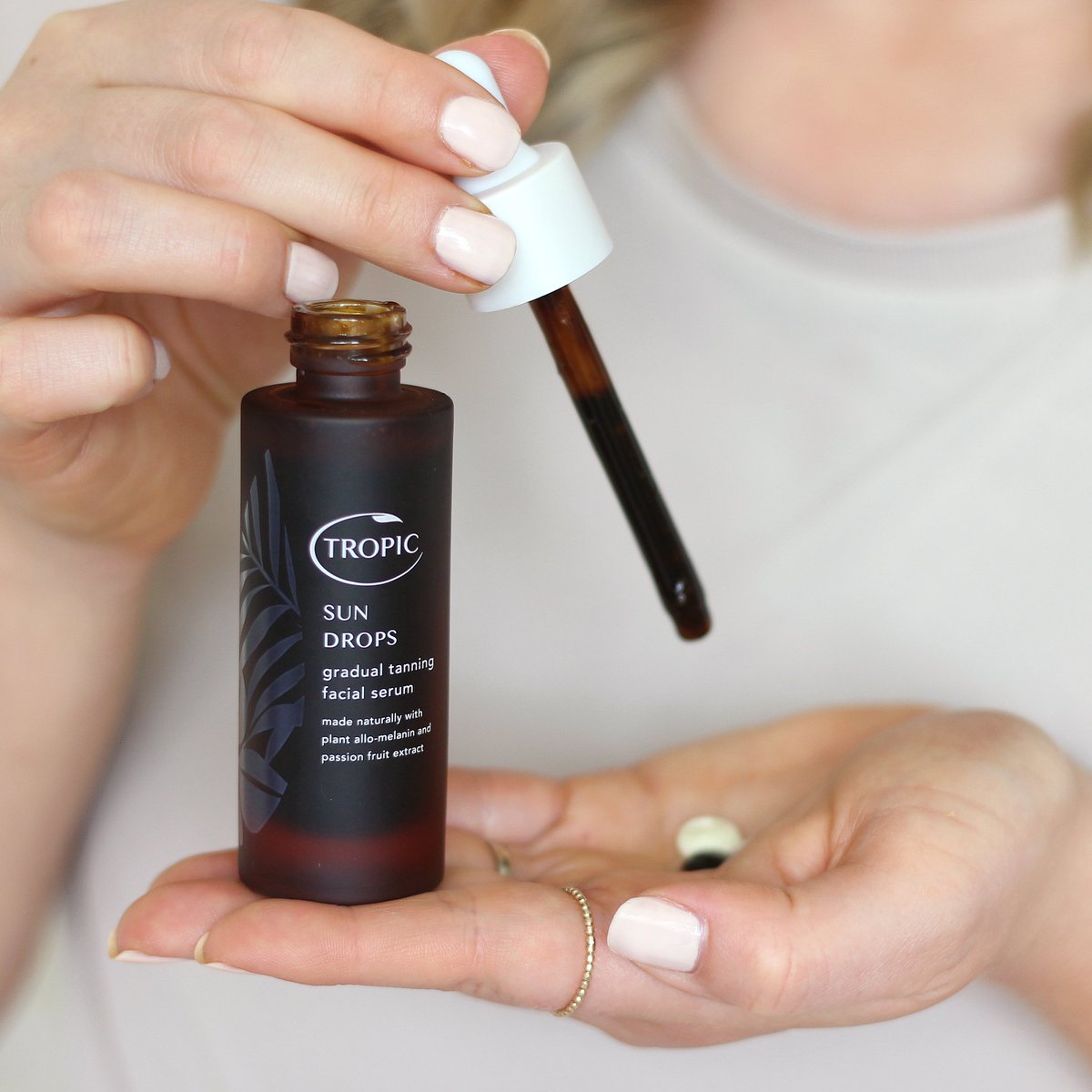 TropicSkincare's tweet photo. Discover how @JessBeautician achieves a natural-looking, streak free tan 🎥 https://t.co/QHbrYRcrAQ https://t.co/KjqYBQrZHl