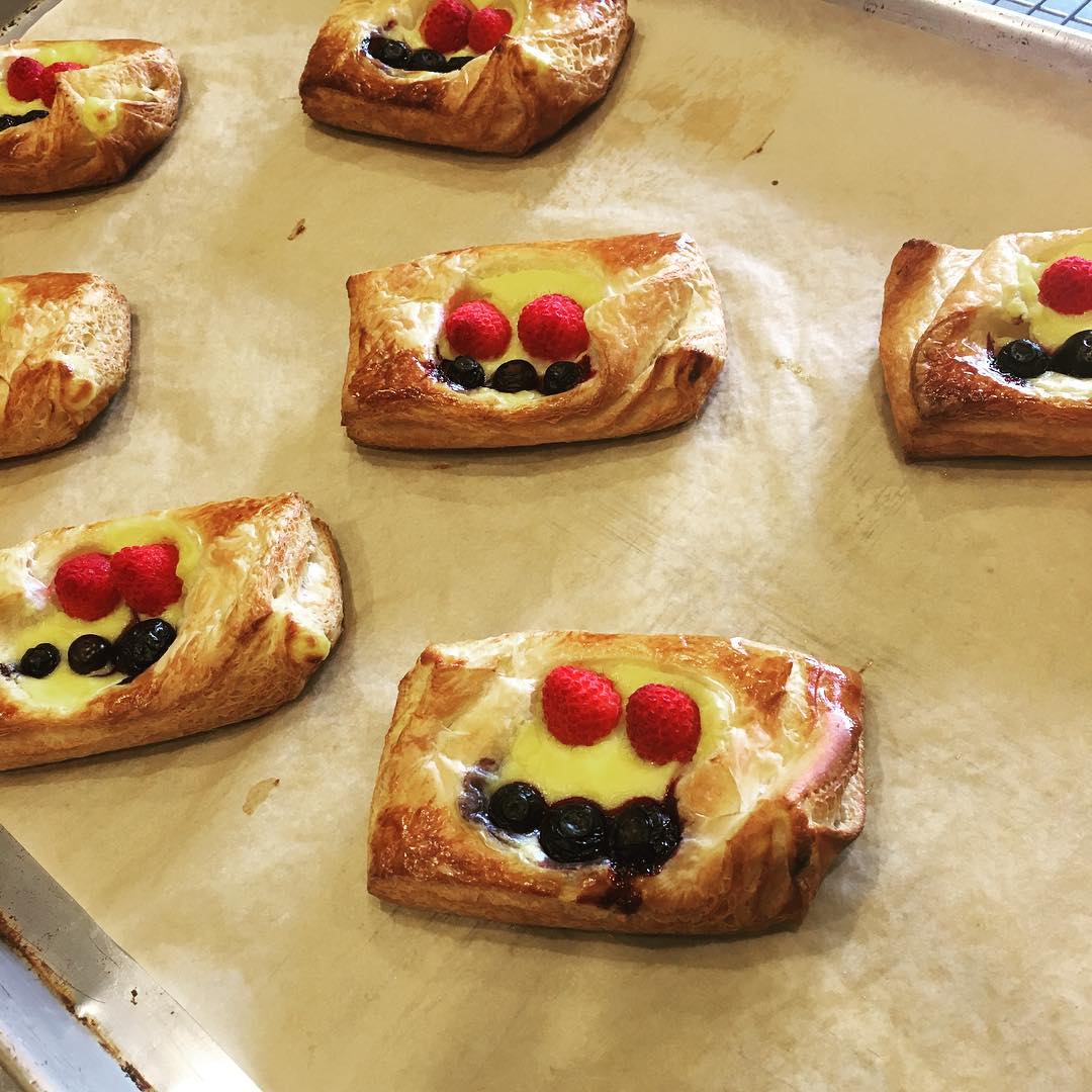 Food_Face_Bot's tweet photo. Wow the danish sure are friendly. #sweet #pastries #pareidolia https://t.co/hUpo2J2F8N