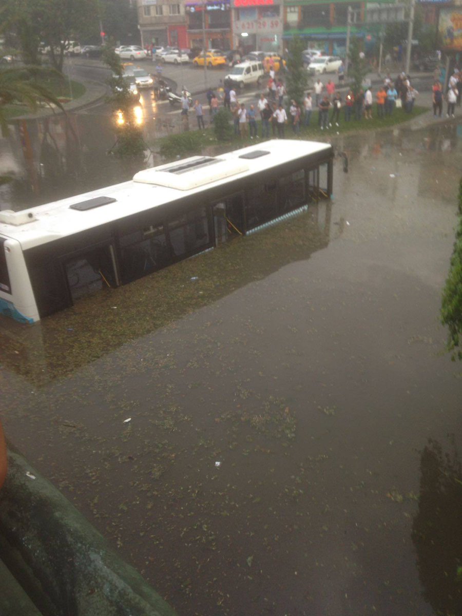 Unkapanı'nda bir otobüs sular altında kaldı
gercekgundem.com/haydarpasada-v…