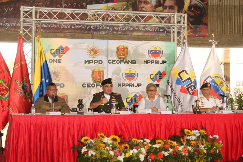 PrensaFANB's tweet photo. GJ @vladimirpadrino: Imperialistas, entiendan que el mundo esta direccionado a construir relaciones de respeto, no con bombas y guerras. https://t.co/s6t35Om3Js