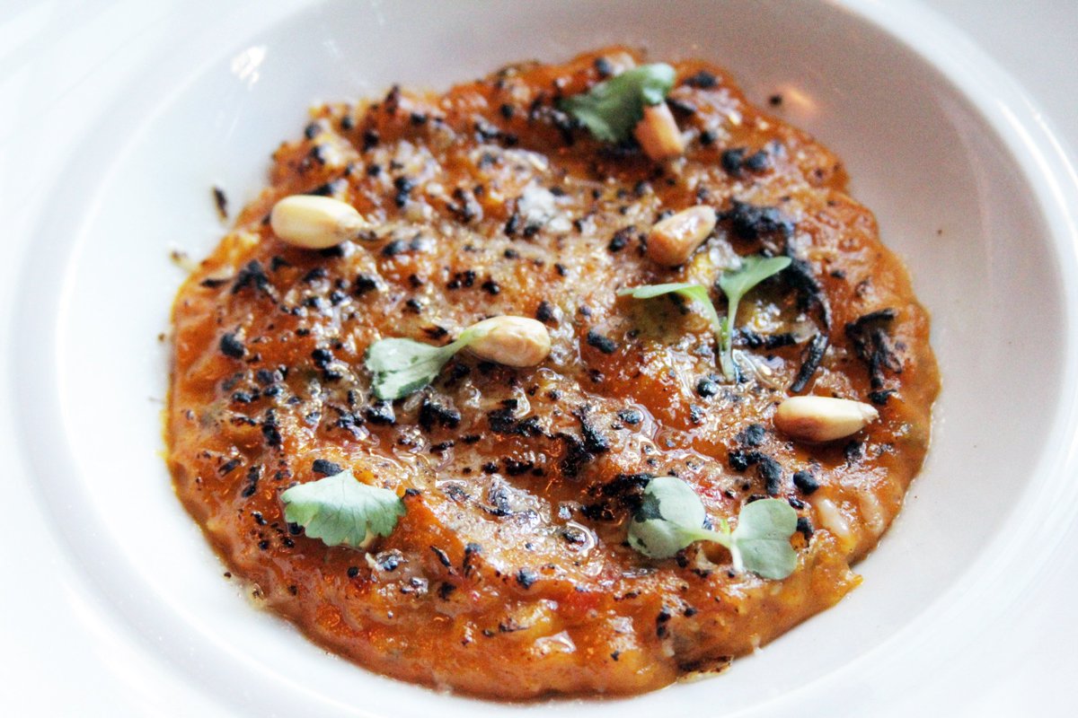 CLÁSICOS. Humita quemada, con azúcar y queso de cabra.