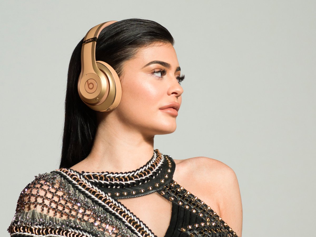 FashNerd's tweet photo. FashNerd | @Balmain X @BeatsbyDre Fashion Collab Featuring Kylie Jenner https://t.co/QPdPpKDqcm #FashionTech #TechStyle #FashableTech https://t.co/262hhScGev