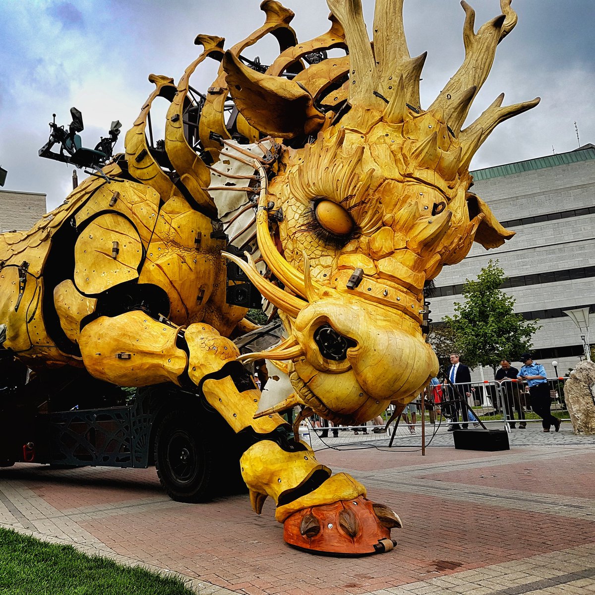 Wake up #LongMa! This is pretty amazing! #LaMachine #Ottawa #dragonhorse #Canada150