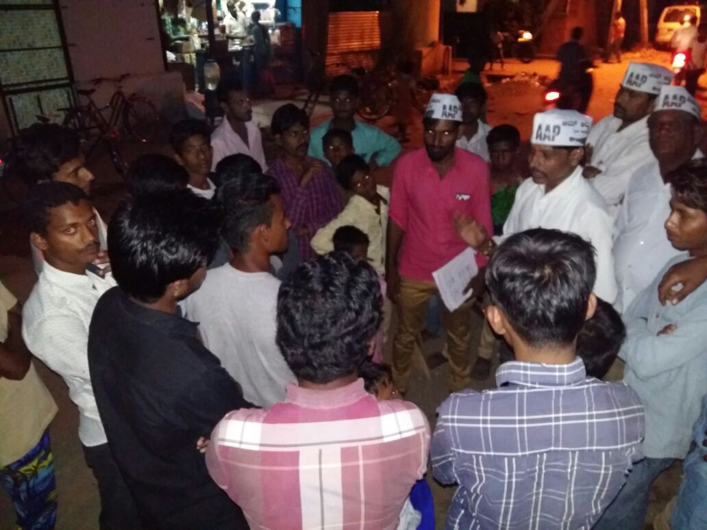 AAPKarnataka's tweet photo. Corner meetings in ward no.27 of Gangavathi!! @AAPKoppal @aapkaprithvi @DelhiTalwar https://t.co/tDmw4T64tj