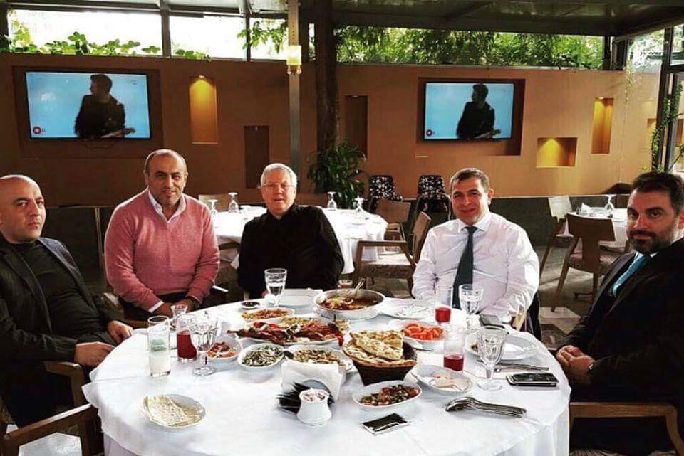 emrahkarakasli's tweet photo. Aziz baba'nın Türk Futbolunu bu beladan kurtardığı için Selahattin dayıya teşekkür ziyareti #2Adam https://t.co/1oG5EdHWBd