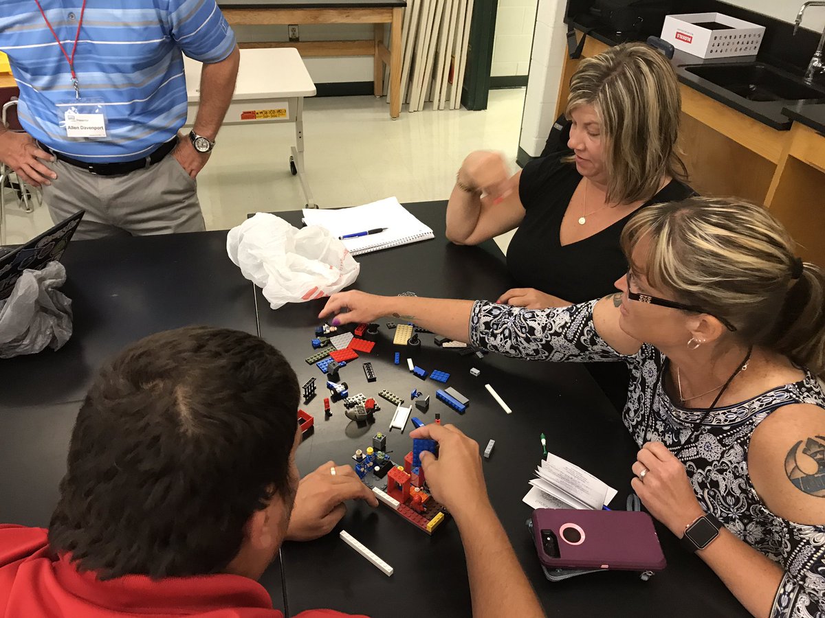 kasaan05's tweet photo. #troylearns about #makerspace #bloxels and #legos at #DeICE_il summer mini con 2017! https://t.co/kjv8dxCtQ7