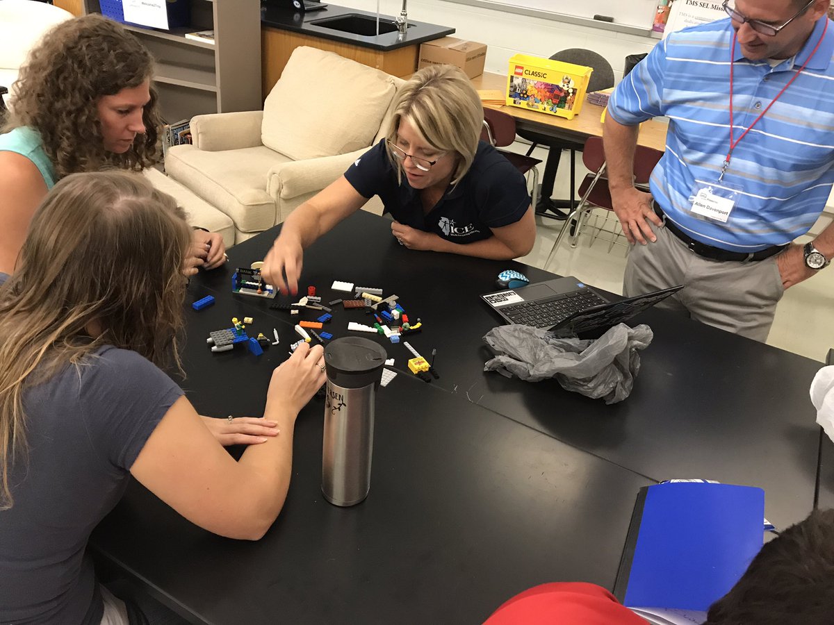 kasaan05's tweet photo. #troylearns about #makerspace #bloxels and #legos at #DeICE_il summer mini con 2017! https://t.co/kjv8dxCtQ7