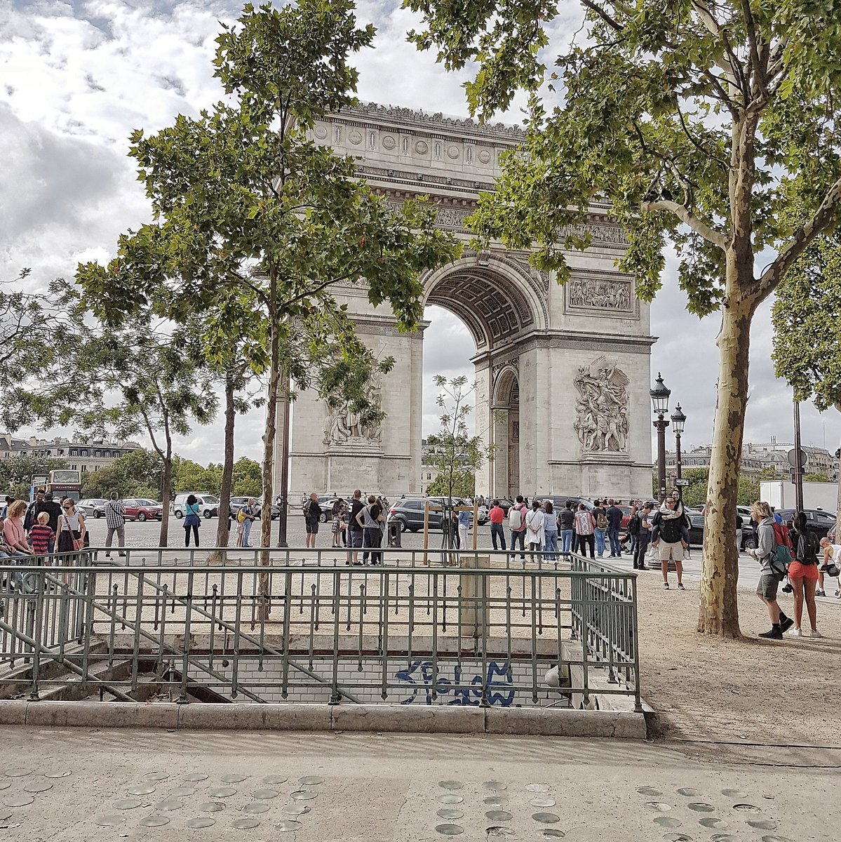 deville92's tweet photo. Toujours aussi beau @ArcDeTriomphe #Paris #ChampsElysees https://t.co/jUzLGQnNTQ