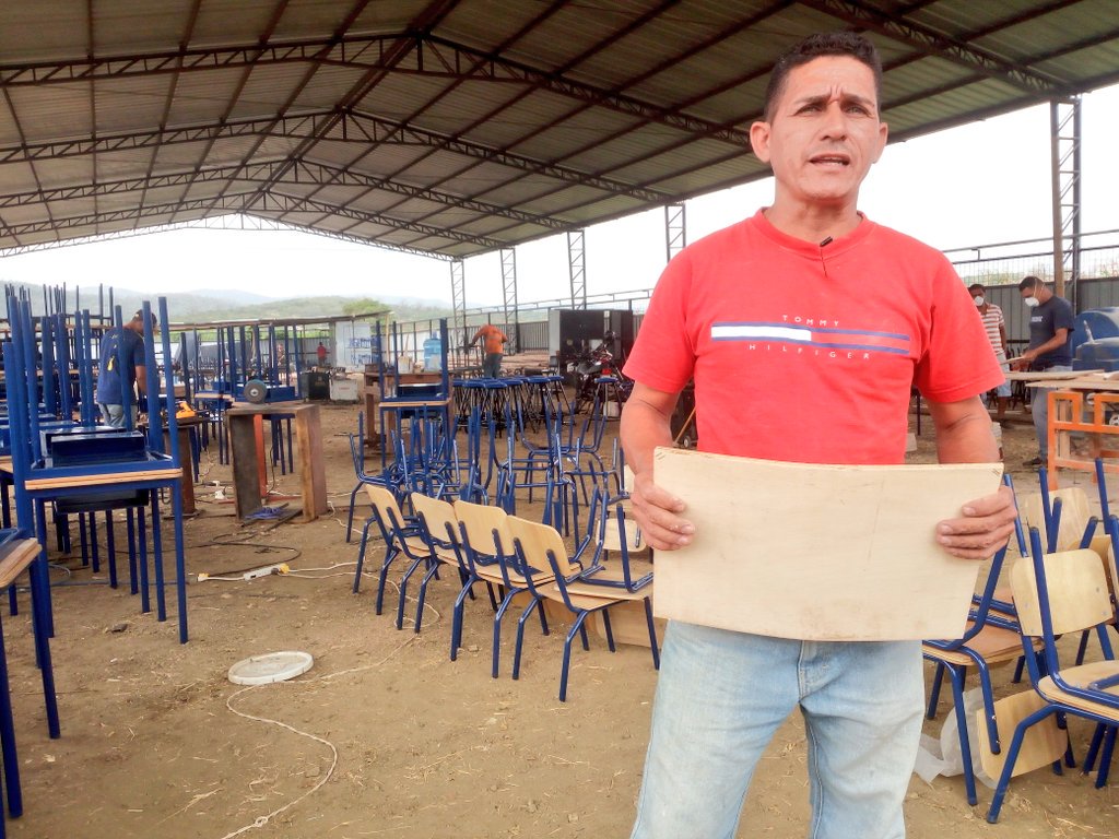 SERCOPec's tweet photo. La Asociación Metalmecánica 10 de Diciembre produce pupitres y sillas para @Educacion_Ec @henryarauz75 @SanSoberano @VaniaPreciadoA https://t.co/jOYneW5DiJ