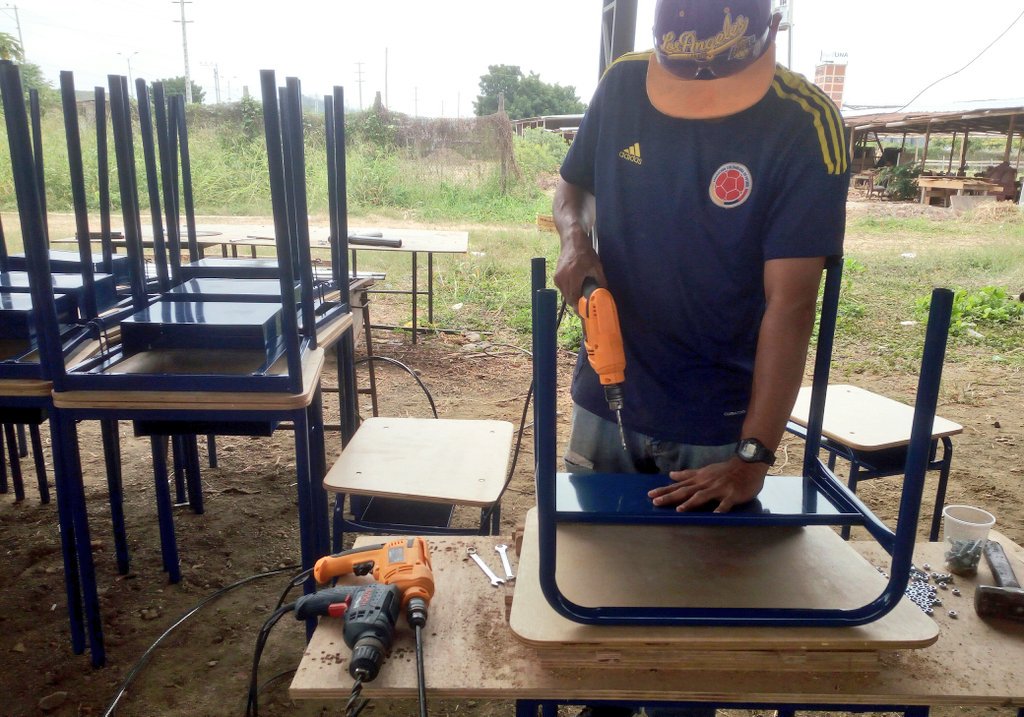 SERCOPec's tweet photo. La Asociación Metalmecánica 10 de Diciembre produce pupitres y sillas para @Educacion_Ec @henryarauz75 @SanSoberano @VaniaPreciadoA https://t.co/jOYneW5DiJ