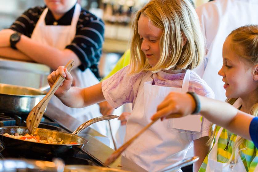 foodblogger22's tweet photo. By cooking with your kids, you encourage healthy eating and creativity! #506iv #image https://t.co/J5UdXauv7r