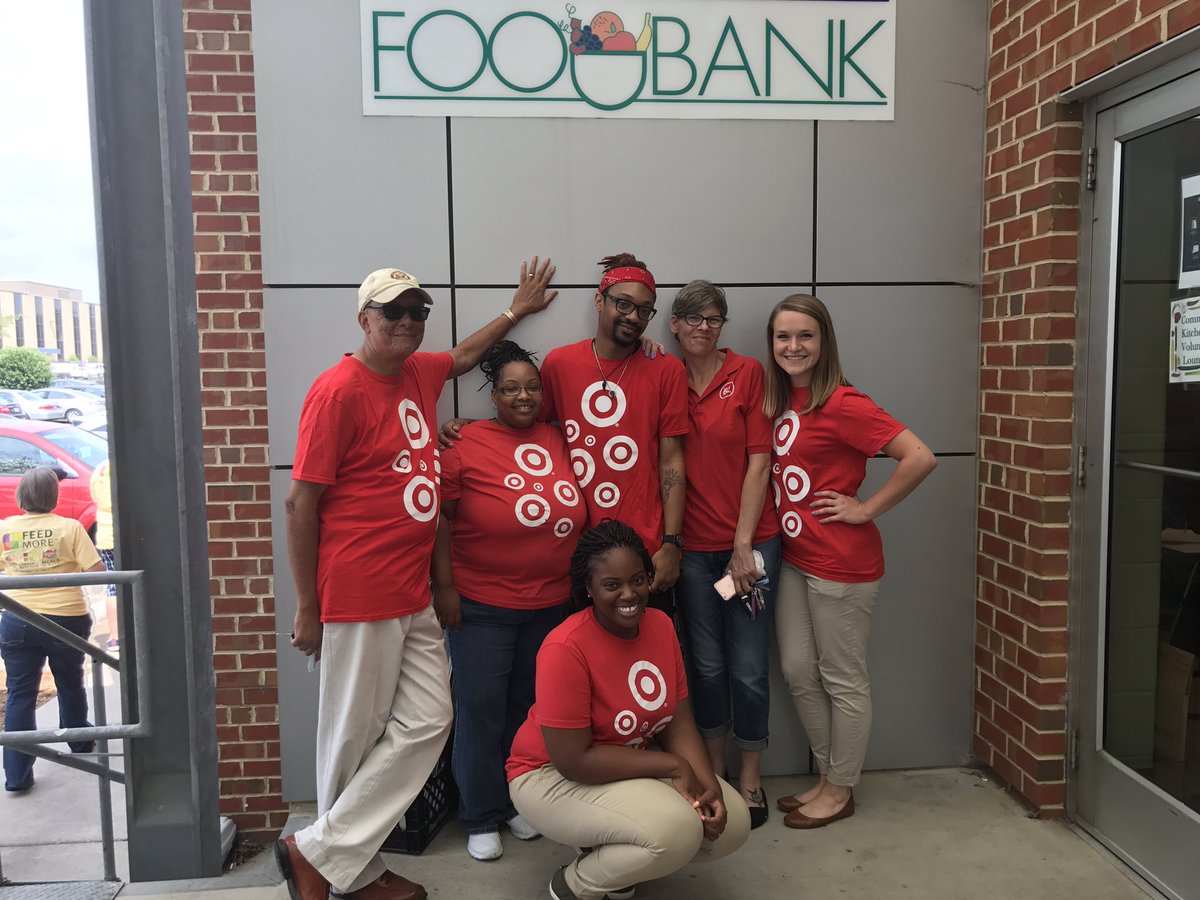 Volunteering with the best team in retail!! I love this team!! @rschafer76 <a href="/JayYezzi/">Jay Yezzi</a> <a href="/mscaramel79/">latasha sydnor</a>