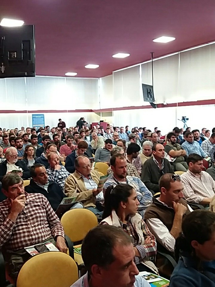 Excelente convocatoria en la jornada técnica "de pasto a leche" organizada por <a href="/FUCREA/">CREA Uruguay</a>  junto con <a href="/INALE_UY/">INALE</a>  <a href="/INIA_UY/">INIA URUGUAY</a>