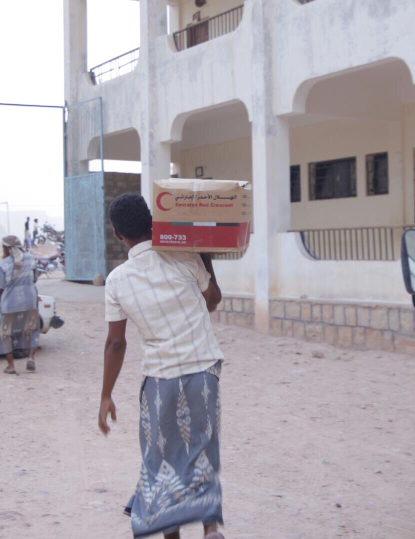UAEAid's tweet photo. #Emirates_RedCrescent distributes #food_aid in #Thubi Directorate #Tarim #Hadramout #Yemen #UAEAID https://t.co/Eay4bfhbdx