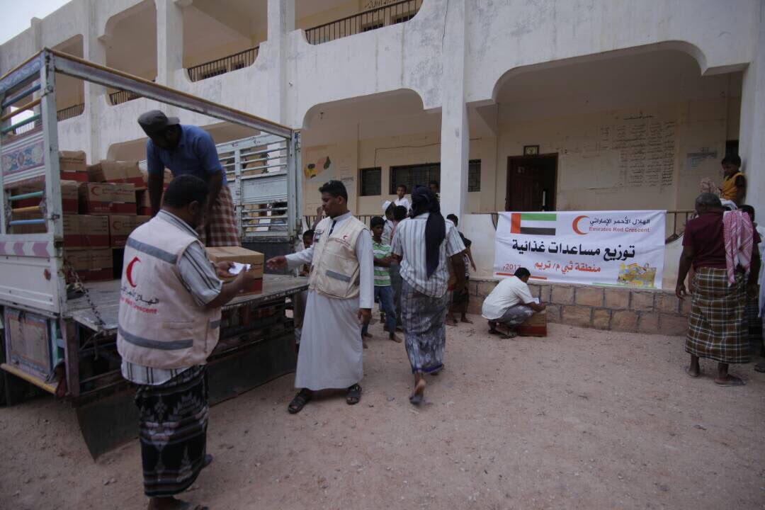 UAEAid's tweet photo. #Emirates_RedCrescent distributes #food_aid in #Thubi Directorate #Tarim #Hadramout #Yemen #UAEAID https://t.co/Eay4bfhbdx