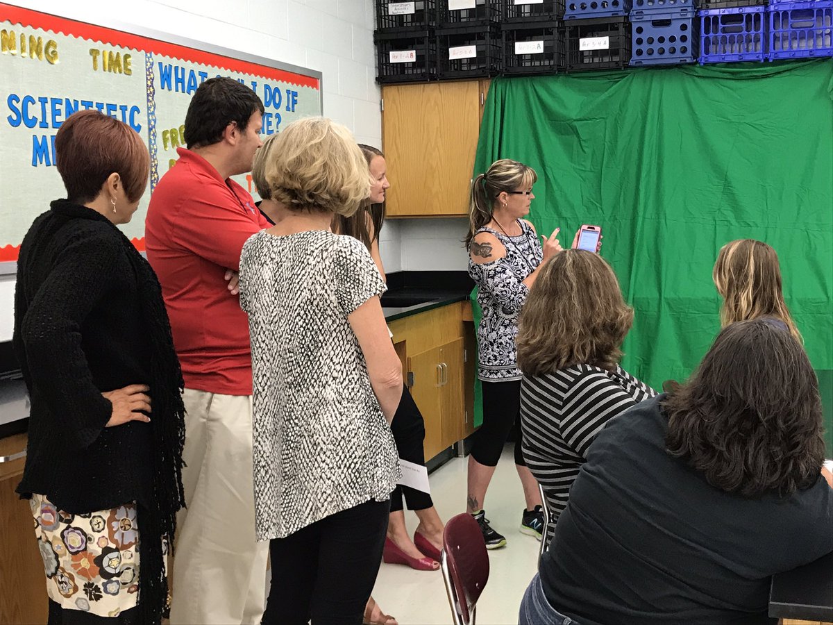 iehaus's tweet photo. Green Screen w @butterfli820! #DeICE_IL https://t.co/rao5DK70AJ
