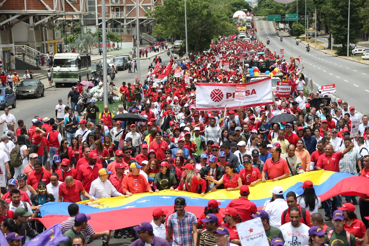MHidrocarburos's tweet photo. #FOTOS | Asi transcurre el cierre de campaña por la ANC con los trabajadores petroleros #VenezuelaVotaEn3Dias https://t.co/9iBrfHTF7Z