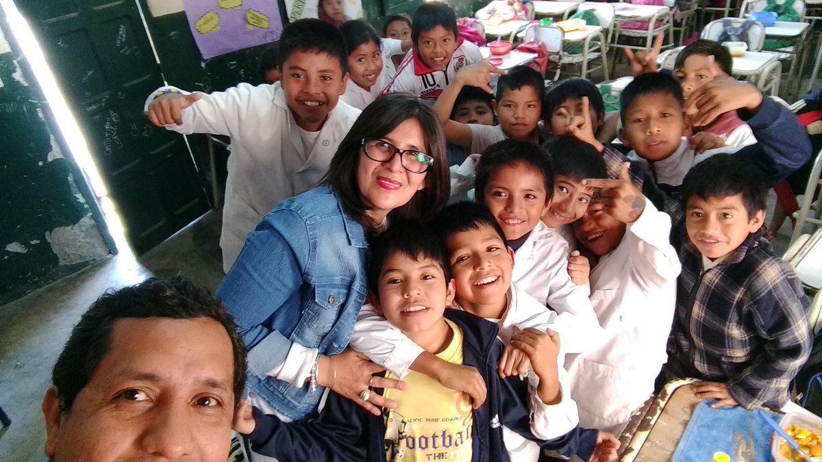 fguillesaavedra's tweet photo. Junto a los niños  y la Seño Mirta de la escuela Juan XXXIII de #Pichanal  mucho compromiso por la Educación @aniberruezo https://t.co/v4NfojEvrC