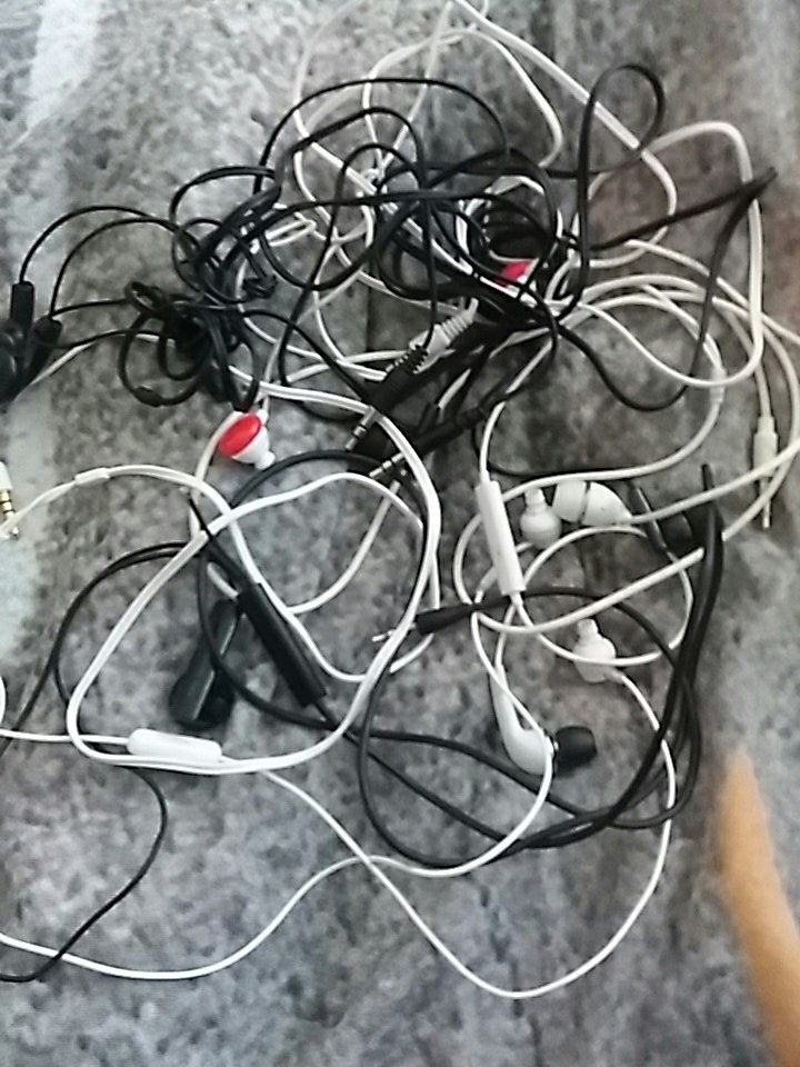 chickengirlmo's tweet photo. Some of the earphones I've broke over the years lmao Most of them only play in one ear... it gets really annoyin, Im sure people sympathize. https://t.co/72celmgJiu