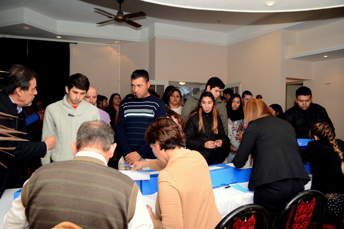 Perez_Cdad's tweet photo. Felicitaciones a los cientos de jóvenes que se capacitaron. Ayer se realizó el cierre de ciclo de los cursos y la entrega de certificados. https://t.co/MrRqmiyZQE