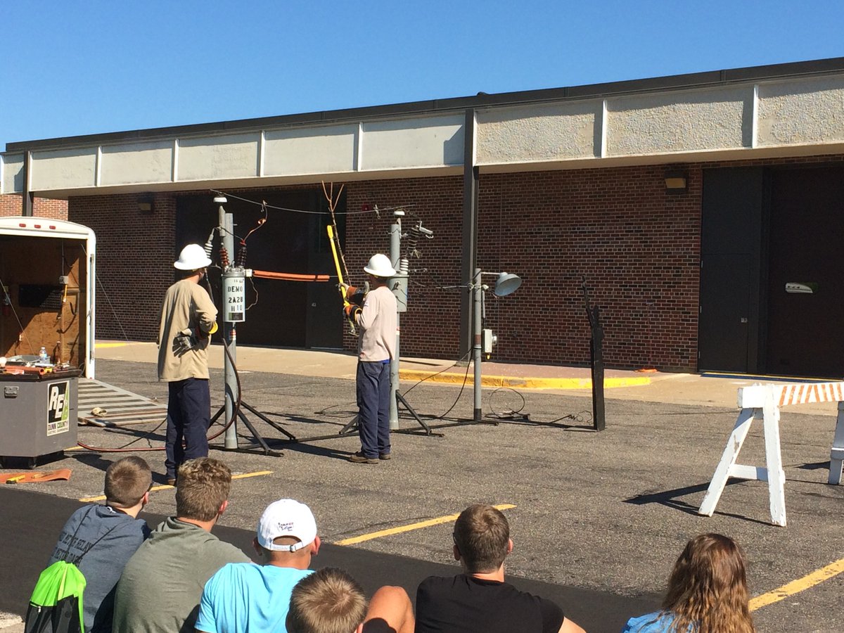 StCroixElecCoop's tweet photo. The day’s flown by. Thank you, @DunnEnergy for the hot line demonstration. #YLC17 https://t.co/ir1y4cWZP4