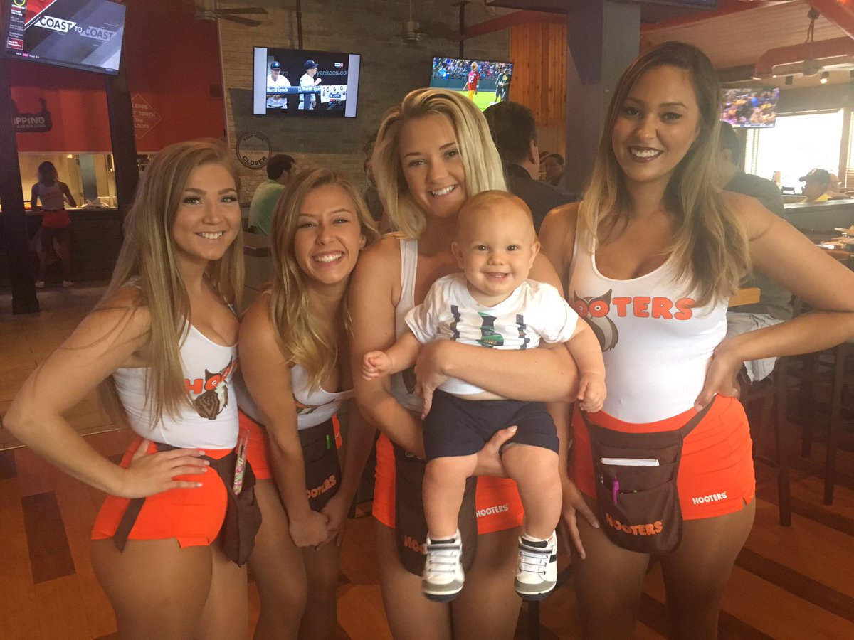 Teeter02's tweet photo. @Hooters First trip to Hooters!!  He loved it!!  #greenwoodindiana #hooters https://t.co/Hvi3Kxzu92
