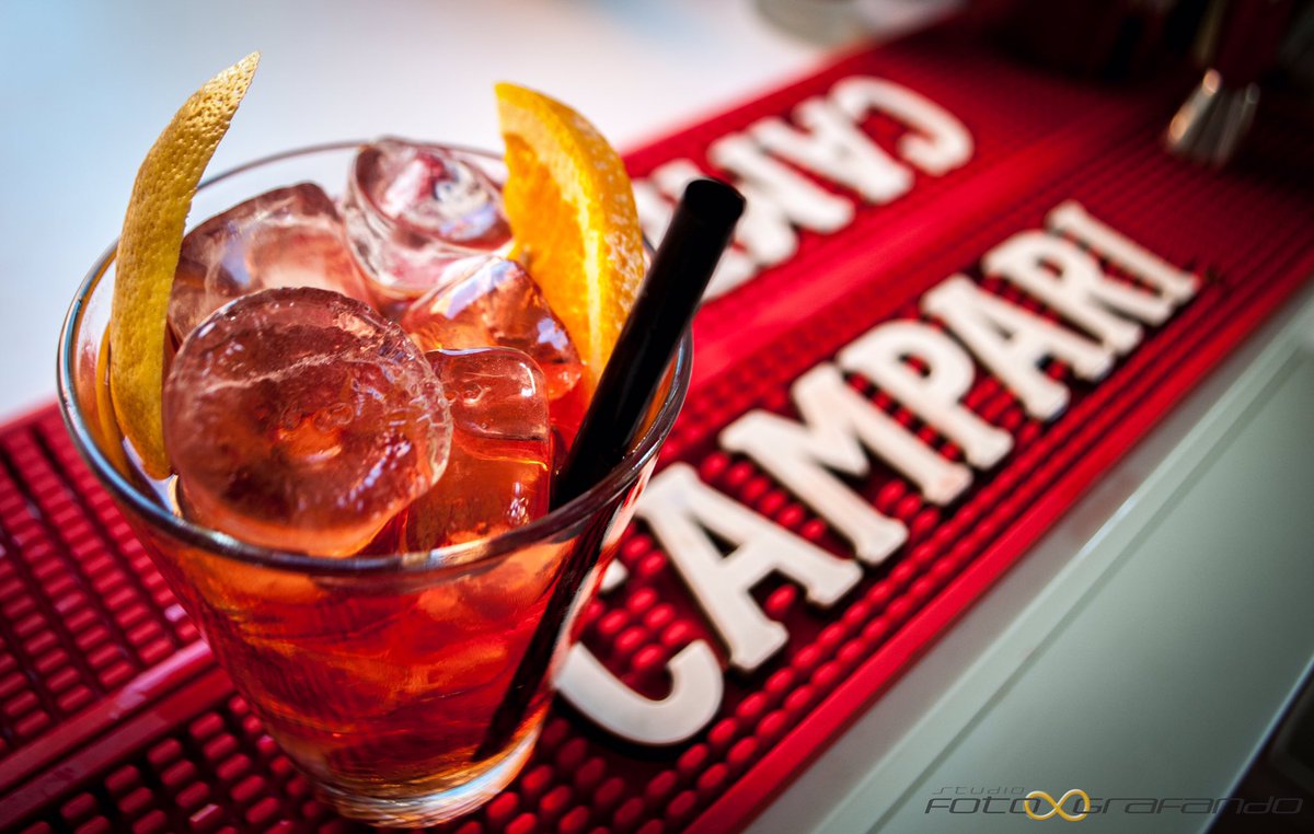 VillaCampari's tweet photo. #Aperitivo in #VillaCampari, 
Tutti i giorni dalle 18.30 alle 21. 🍹✨❤️
#cocktail #mixology #campari #location #milano #italian #madeinitaly https://t.co/dUkeqcUpAi
