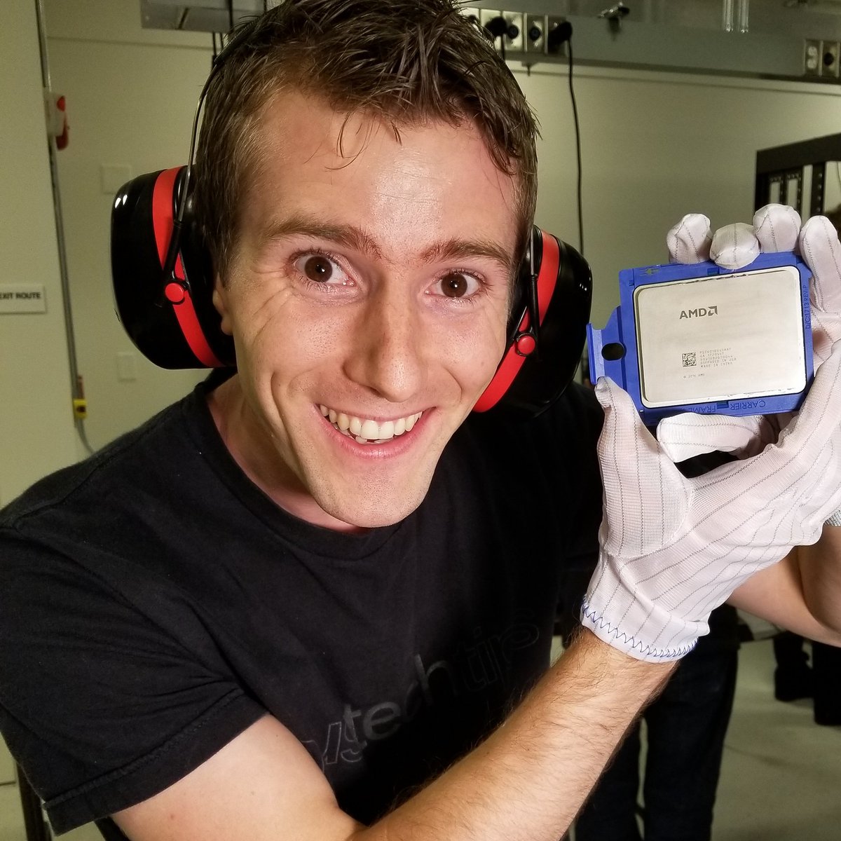 Petition to re approve Linus Tech Tips : r/AyyMD. 