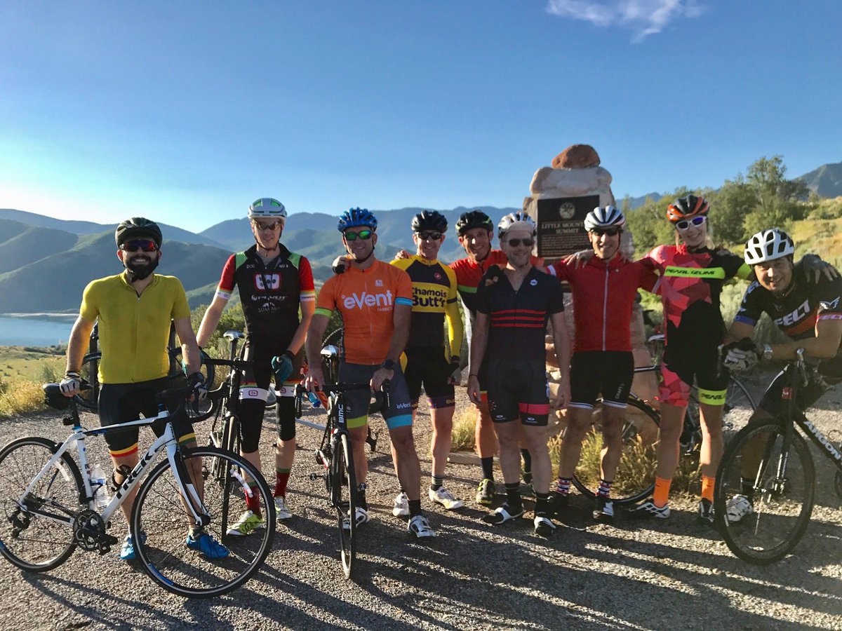 Chasing the sunrise this morning. What a great crew for the <a href="/ChamoisButtr/">Chamois Butt'r</a> <a href="/VerdeBrandComm/">Verde Brand Communications</a> <a href="/OutdoorRetailer/">Outdoor Retailer</a> ride! #ORshow