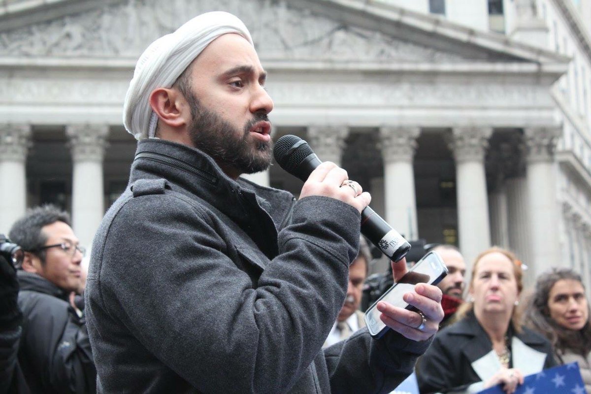 HeyItsMurad's tweet photo. Right before the #MuslimBan was signed we held a #JummahPrayer at #FoleySq outside of #DHS! #NoMuslimBanEver #CantBanMe @thenyic #Resist https://t.co/fc1MJNe3wc