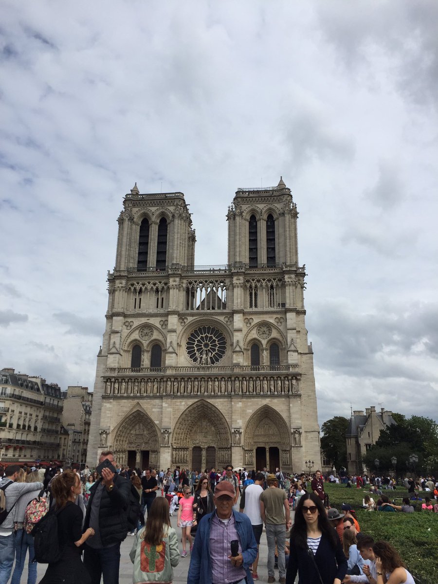bhsupercars's tweet photo. While I'm here in Paris, lets see that Huayra Pearl https://t.co/AAn0tCaBth