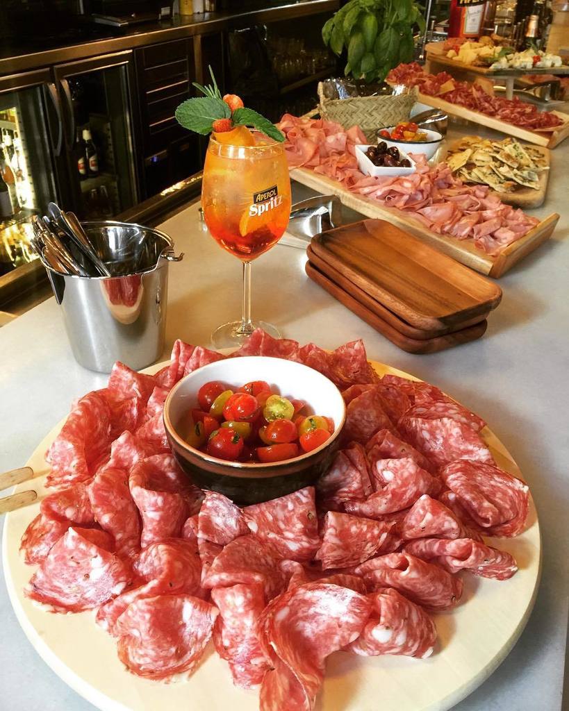 elisamoralesss's tweet photo. Hoy en @lamucca el afterwork es italiano #apperol #afterwork #italianfood https://t.co/ESXTVDjcCl https://t.co/mXQvLUnkfN