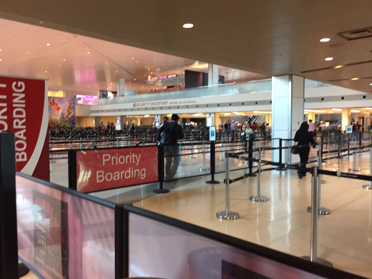 JaydeAromaz's tweet photo. Hey @ATLairport this IS what a real airport looks like! @DallasLoveField #securityline #movement #ididntmissmyplane https://t.co/MPfuwUARPz