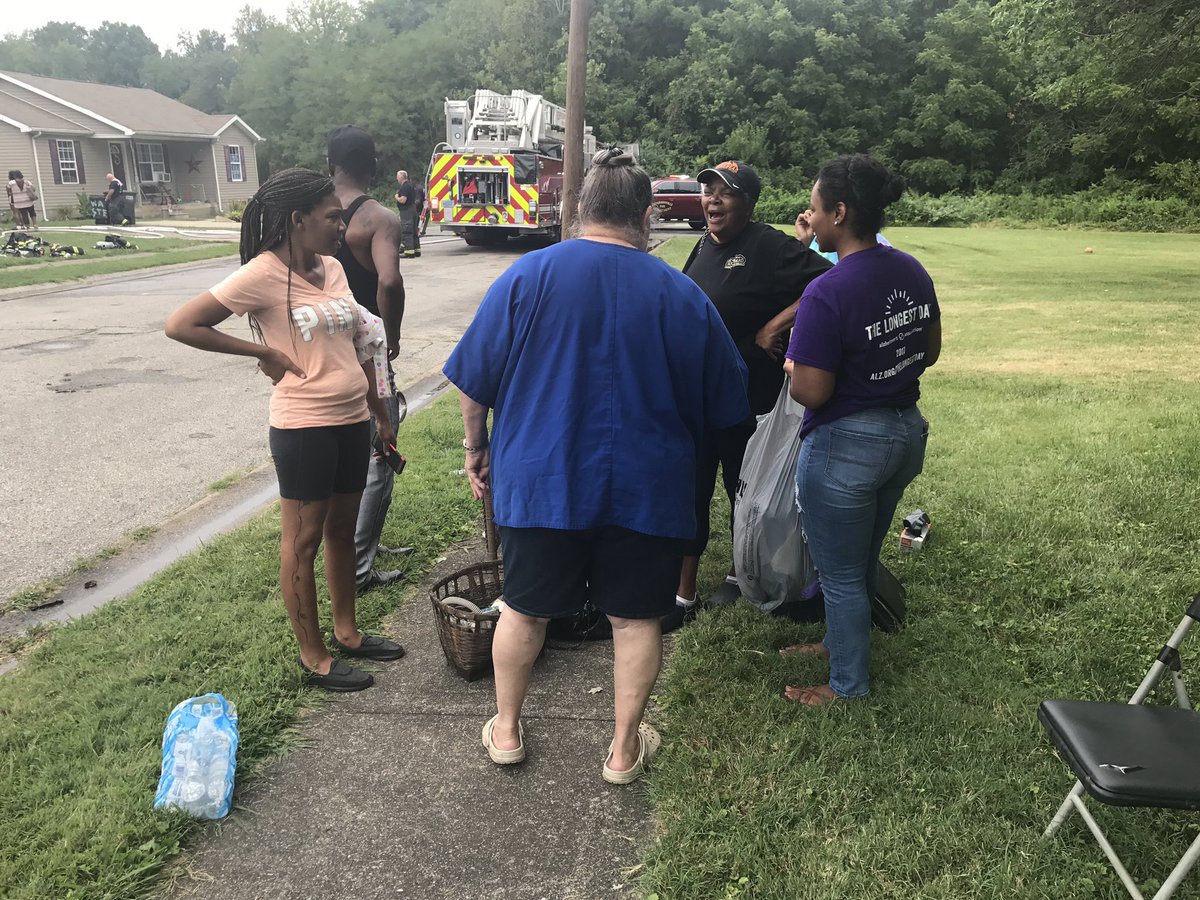 JFDpio's tweet photo. Thanks to the local volunteers-@LACredcross, #Pro4mance restoration and the Neighbors for providing clothes, food, restoration, etc #Heros https://t.co/haLrFu9LuC
