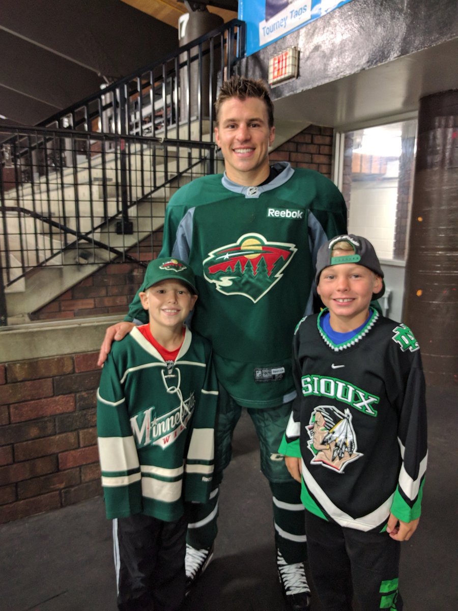 BigIFallsBoy's tweet photo. Thanks to #ProEdgePower, #ZachParise, #DianeNess and #AndyNess for making our kids year! Great experience! The dads kinda liked it too. https://t.co/UtYWwBysNg