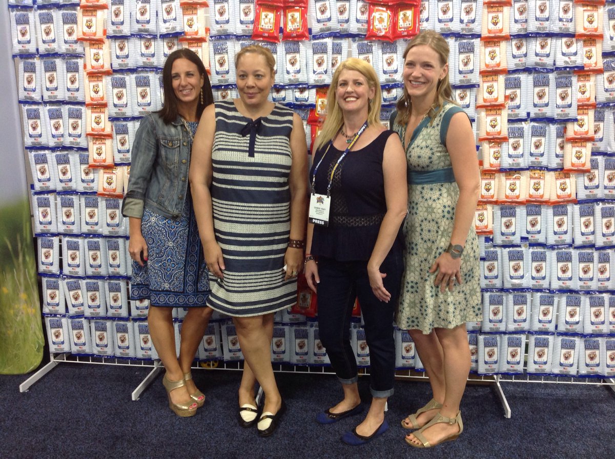 Propel_Com's tweet photo. @ivspet #wallofwipes with @Petrendologist @superzootweet #sz17 #superzoo #quickbath https://t.co/m91QwZ27Lc