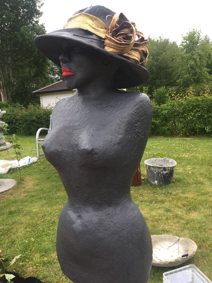 Lady with the golden hat