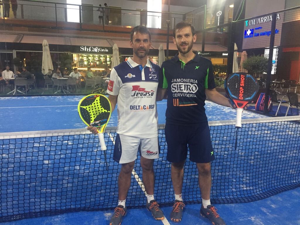 Sieiro_91's tweet photo. Esta semana en @CSC_Padel de #Coruña
VII Torneo de #Padel @SohoCafeCoruna @dxtcampeon 🎾
Apostamos por la pareja Otero/Ramos
Suerte chicos😉 https://t.co/1uaaOXB6CT