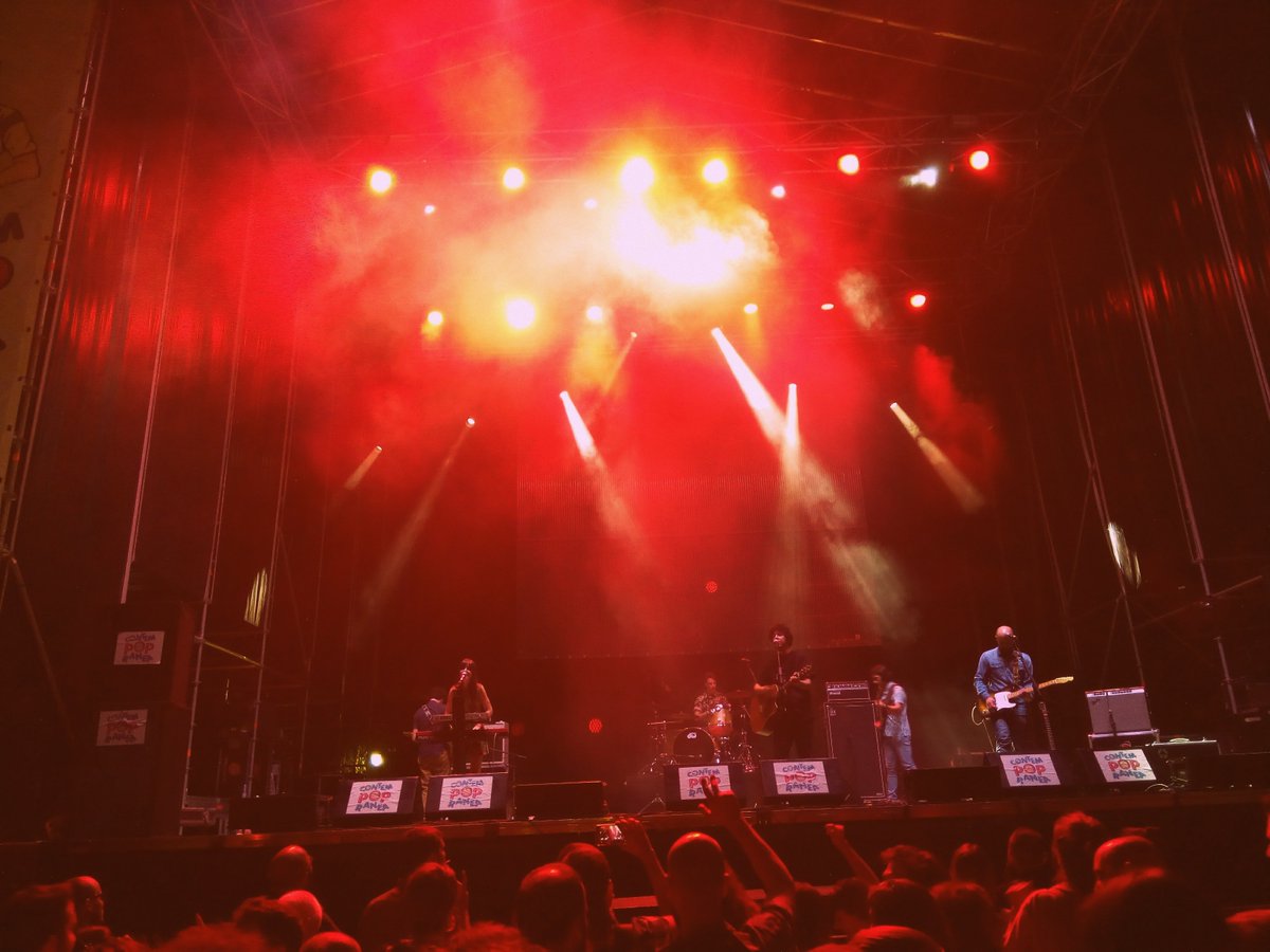 nandostation's tweet photo. Segundo día del #cpop2017: del éxito de @el_buen_hijo al subidón de serotonina con @LaCasaAzulBCN https://t.co/miju4XxYbG en @lapistadebaile https://t.co/Abzeh8arVP