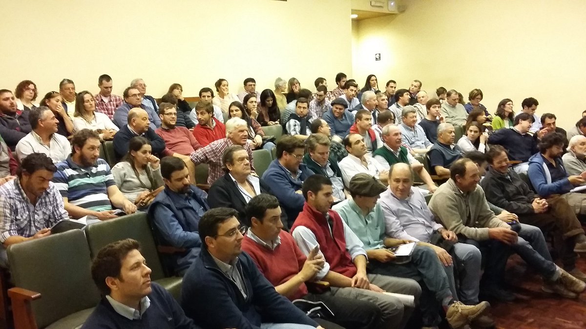 Con casi 400 personas en dos salas de La Estanzuela y 700 personas mirandola vía web, se viene desarrollando la Jornada De Pa$to a Leche!
