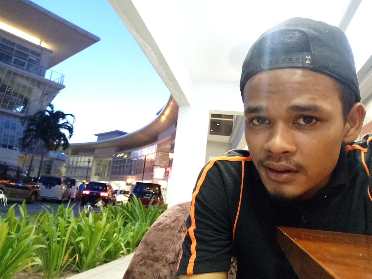 aneuk_batat_'s tweet photo. Kahwin??? Belum ade dalam pikiran nii 😂😂 https://t.co/lcLvYEdgmf