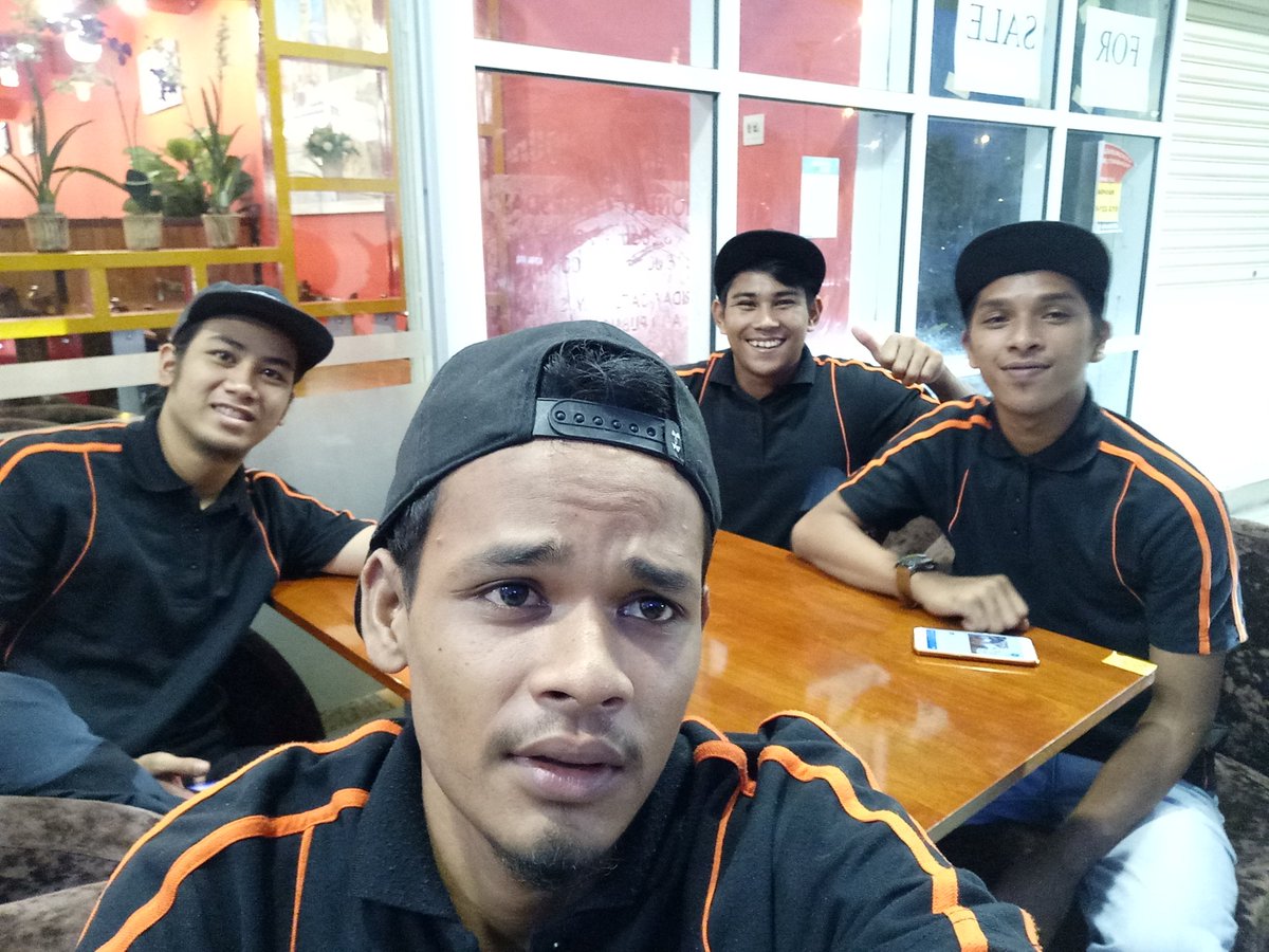 aneuk_batat_'s tweet photo. Kahwin??? Belum ade dalam pikiran nii 😂😂 https://t.co/lcLvYEdgmf