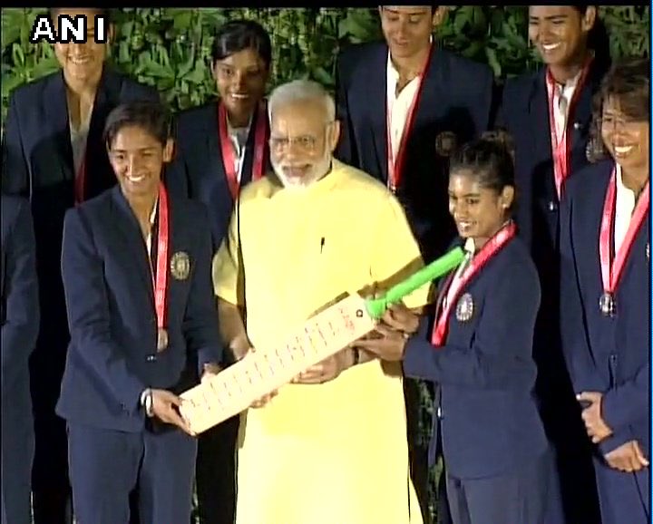Glamnitu's tweet image. Wow...Its an honour to meet the PM, equally a great honour to get a signed bat as well...!!!❤️❤️❤️ #M_Raj03