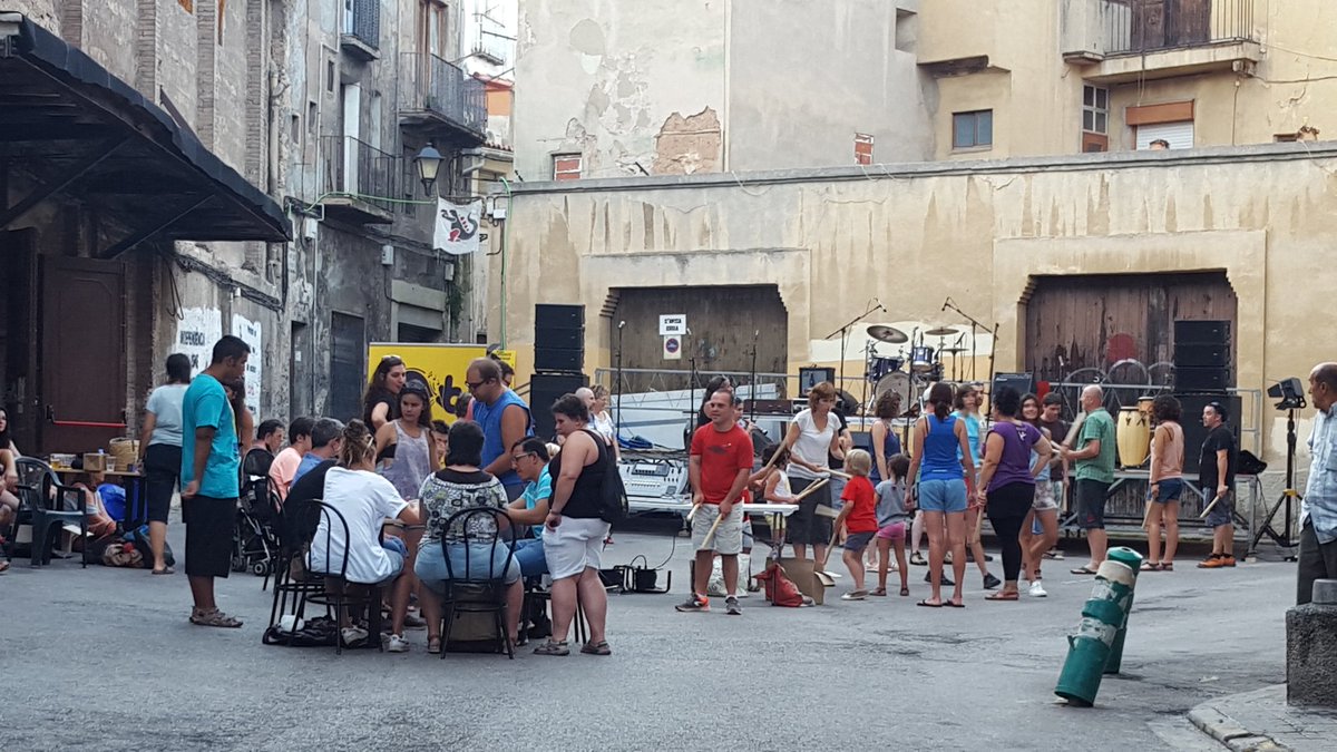 Monica_GLL's tweet photo. Els @cop_garrot ja fan el taller de bastons! Animeu-vos que aviat comença l'últim concert amb els @grollers al #SonaBFolk Us esperem! https://t.co/vEZI52b5gv